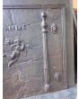 Kaminplatte 'Säulen mit Phrygischen Mütze' aus Gusseisen 