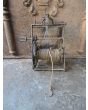 Antiker Drehspieß mit Gewichtsantrieb aus Schmiedeeisen, Messing, Holz, Seil 