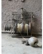Antiker Drehspieß mit Gewichtsantrieb aus Gusseisen, Schmiedeeisen, Holz, Stein, Seil 
