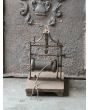 Antiker Drehspieß mit Gewichtsantrieb aus Gusseisen, Schmiedeeisen, Messing, Holz, Seil 