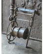 Antiker Drehspieß mit Gewichtsantrieb aus Schmiedeeisen, Holz, Blei 