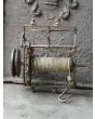 Antiker Drehspieß mit Gewichtsantrieb aus Schmiedeeisen, Messing, Holz, Seil 