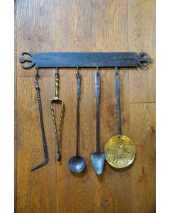 Antikes wandmontiertes Kaminbesteck