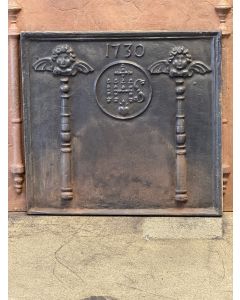Kaminplatte 'Säulen mit IHS-Monogramm'