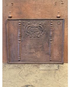 Kaminplatte 'Säulen mit IHS-Monogramm'