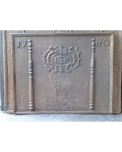 Kaminplatte 'Säulen mit IHS-Monogramm'
