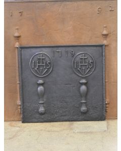 Kaminplatte 'Säulen mit IHS-Monogramm'