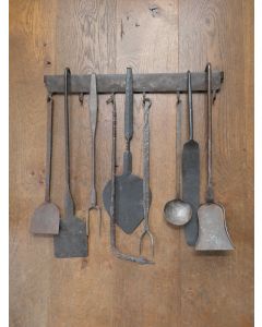 Antikes wandmontiertes Kaminbesteck