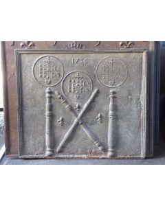 Kaminplatte 'Säulen mit IHS-Monogramm'