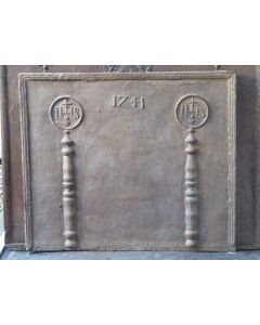 Kaminplatte 'Säulen mit IHS-Monogramm'