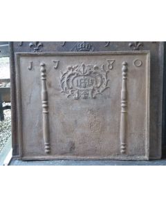 Kaminplatte 'Säulen mit IHS-Monogramm'