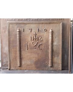 Kaminplatte 'Säulen mit IHS-Monogramm'
