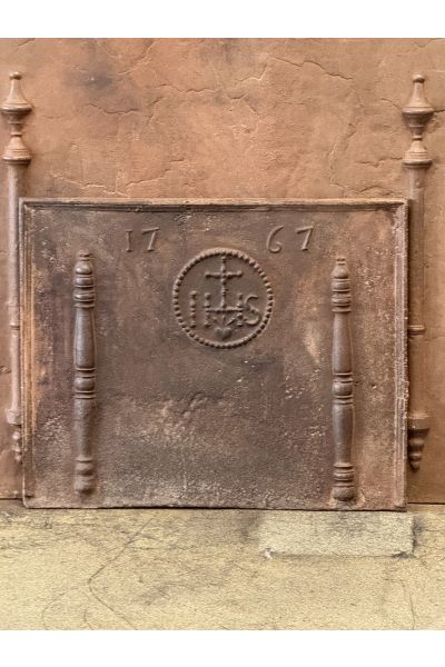 Kaminplatte 'Säulen mit IHS-Monogramm'