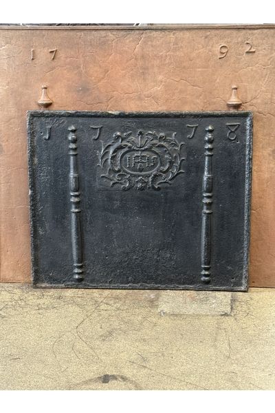 Kaminplatte 'Säulen mit IHS-Monogramm'