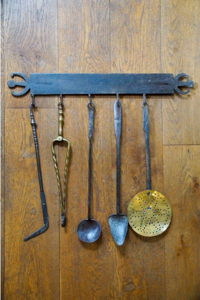 Antikes wandmontiertes Kaminbesteck
