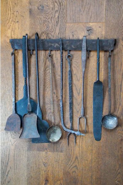 Antikes wandmontiertes Kaminbesteck