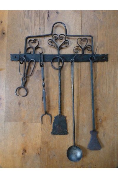 Antikes wandmontiertes Kaminbesteck