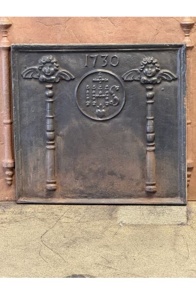 Kaminplatte 'Säulen mit IHS-Monogramm'