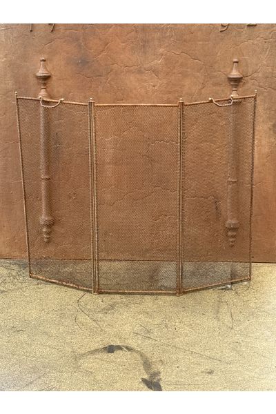 Hoher antiker Funkenschutzgitter