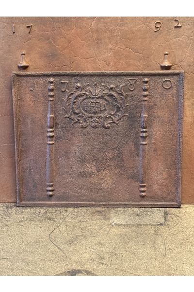 Kaminplatte 'Säulen mit IHS-Monogramm'