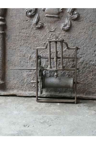 Antiker Drehspieß mit Gewichtsantrieb