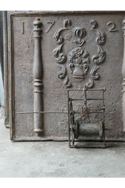 Antiker Drehspieß mit Gewichtsantrieb