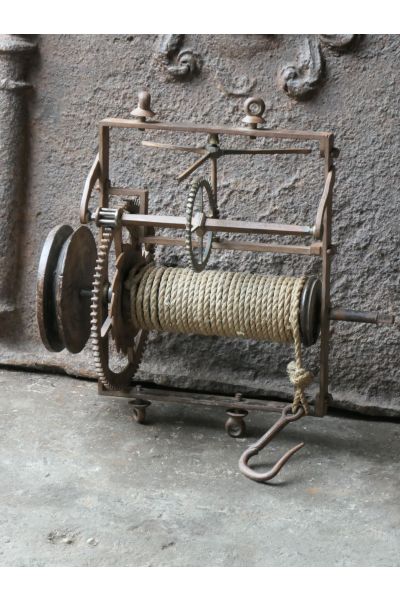 Antiker Drehspieß mit Gewichtsantrieb