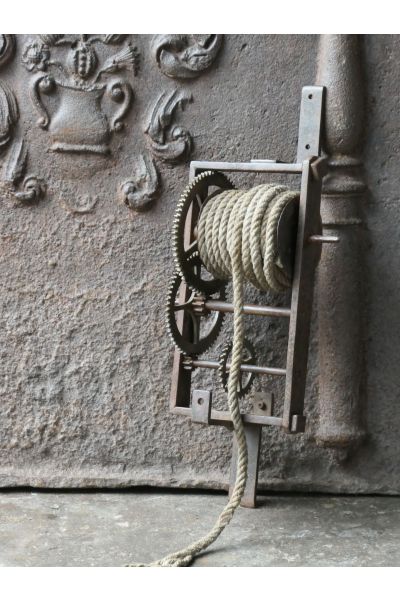 Antiker Drehspieß mit Gewichtsantrieb