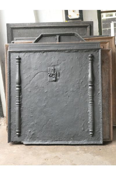 Kaminplatte 'Säulen mit IHS-Monogramm'