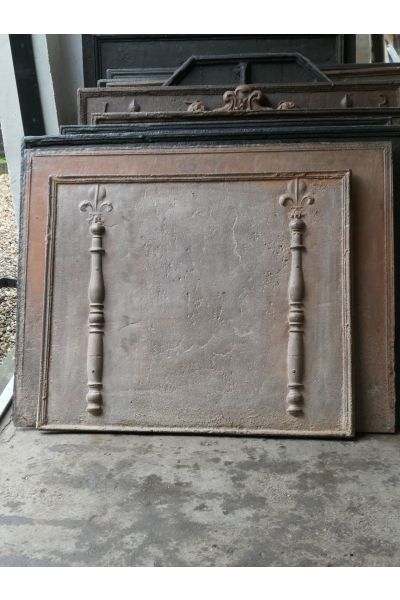 Kaminplatte 'Säulen mit Fleurs de Lis'