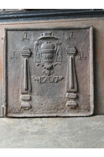 Kaminplatte 'Säulen mit IHS-Monogramm'