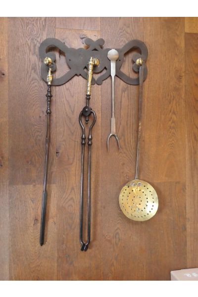 Antikes wandmontiertes Kaminbesteck