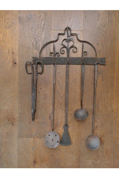 Antikes wandmontiertes Kaminbesteck