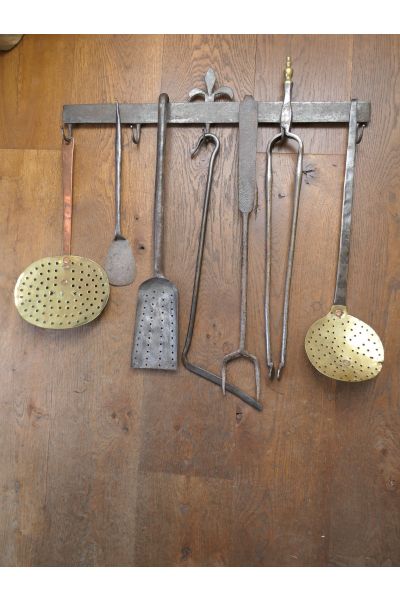 Antikes wandmontiertes Kaminbesteck