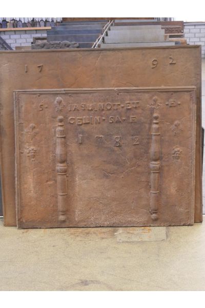 Kaminplatte 'Säulen mit Fleurs de Lis'
