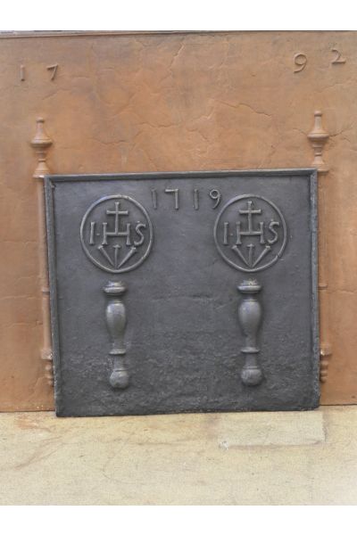 Kaminplatte 'Säulen mit IHS-Monogramm'