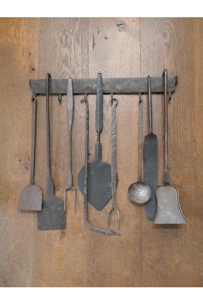 Antikes wandmontiertes Kaminbesteck