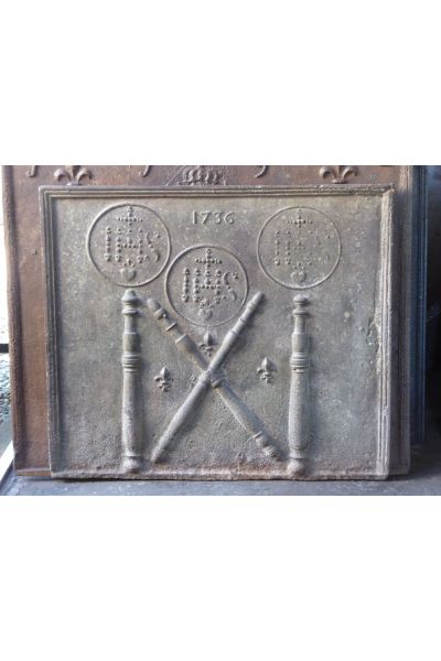 Kaminplatte 'Säulen mit IHS-Monogramm'