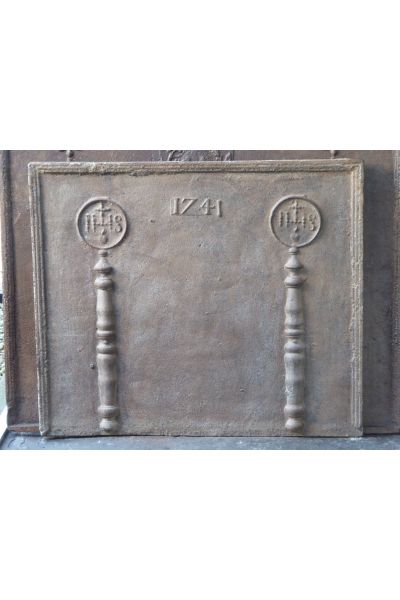 Kaminplatte 'Säulen mit IHS-Monogramm'