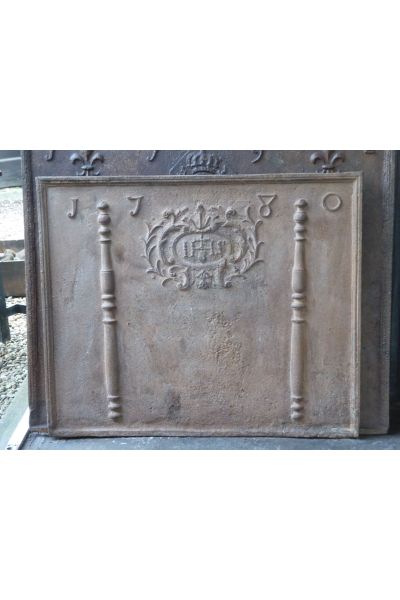 Kaminplatte 'Säulen mit IHS-Monogramm'