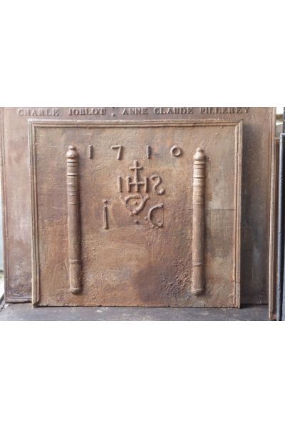 Kaminplatte 'Säulen mit IHS-Monogramm'