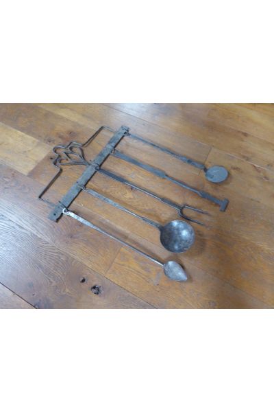 Antikes wandmontiertes Kaminbesteck
