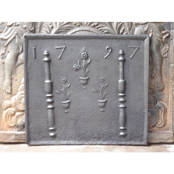 Kaminplatte 'Säulen mit Blumenvase' aus Gusseisen 