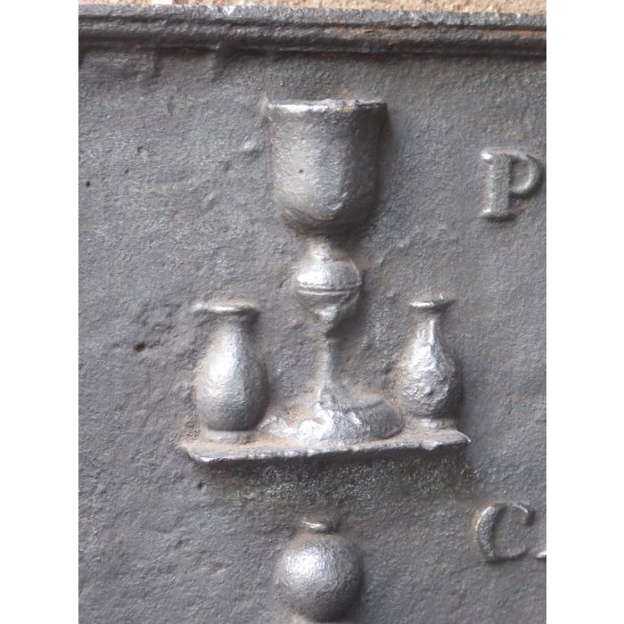 Kaminplatte 'Säulen mit IHS-Monogramm' aus Gusseisen 