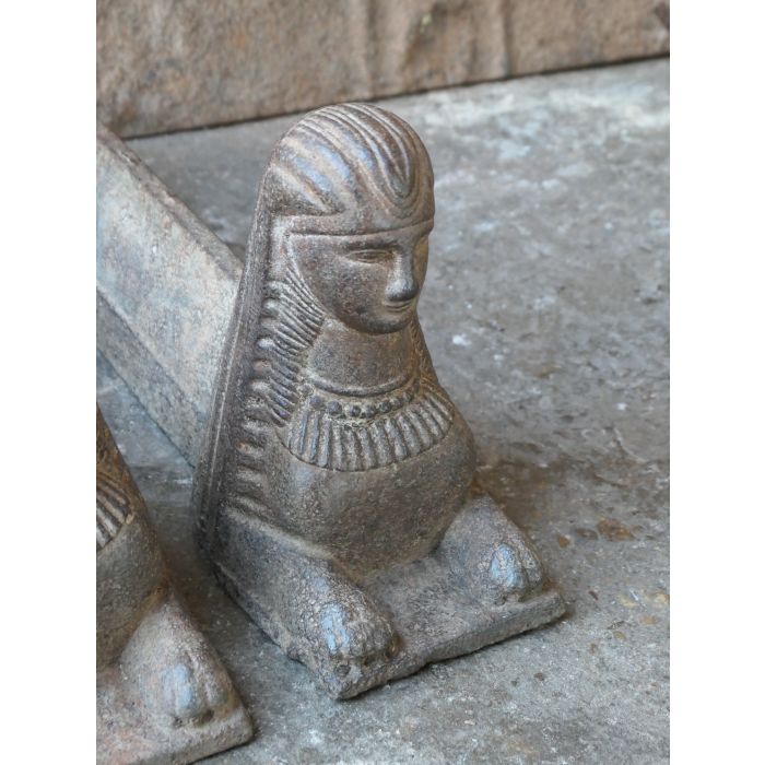 Kaminhunde einer Sphinx aus Gusseisen 
