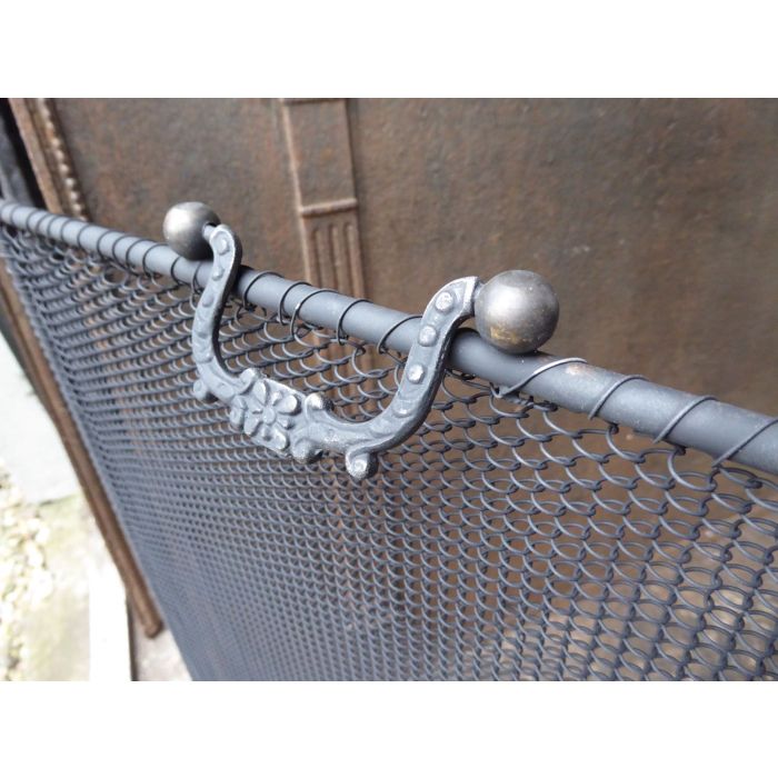 Großer Funkenschutz | Handarbeit, Neu | 96-140 cm Breit | 62.5 cm Hoch aus Schmiedeeisen, Eisen-Gitter 