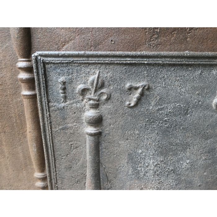 Kaminplatte 'Säulen mit Fleurs de Lis' aus Gusseisen 