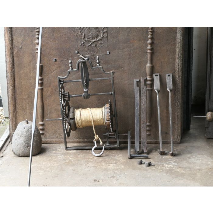 Großer Drehspieß mit Gewichtsantrieb aus Schmiedeeisen, Holz, Stein, Seil, Blei 