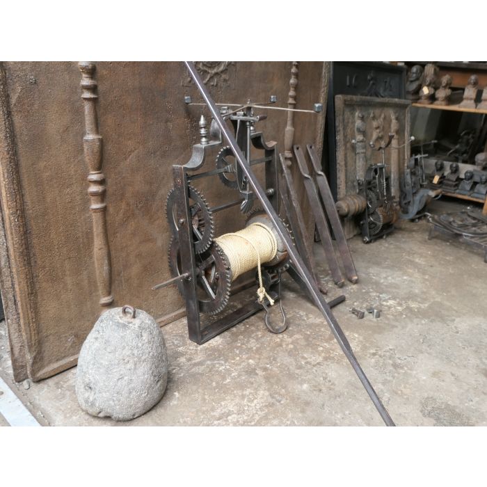Großer Drehspieß mit Gewichtsantrieb aus Schmiedeeisen, Holz, Stein, Seil, Blei 