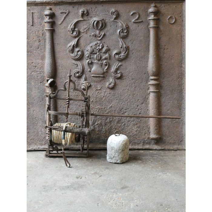 Antiker Drehspieß mit Gewichtsantrieb aus Schmiedeeisen, Holz, Stein, Seil 